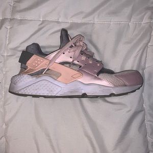 Nike Huarache Run "White/Pink Foam/Grey Fog/Off Noir"